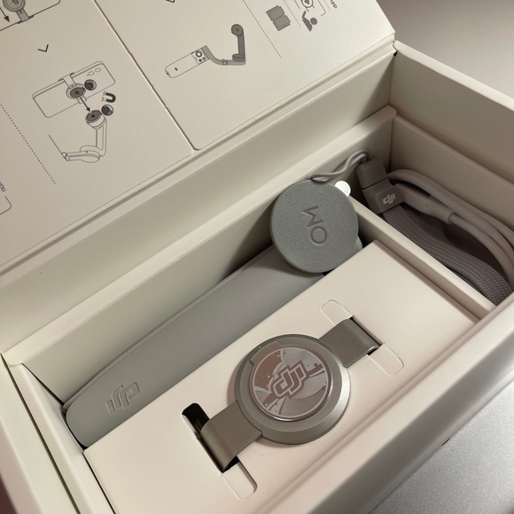 DJI OM 5 Smartphone Stabilizer in White - Picture 7 of 8